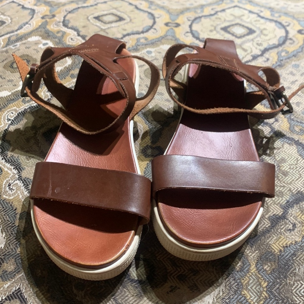Mía sandles near perfect condition